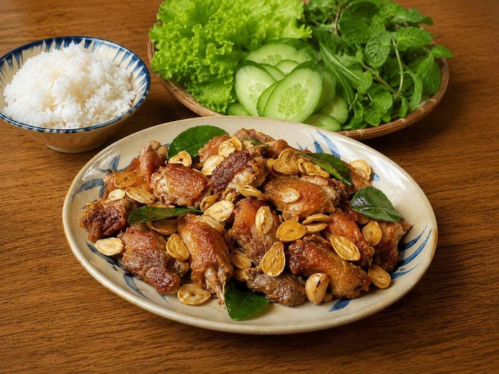 Thịt vịt cháy tỏi vàng ươm, da giòn rụm, phủ đầy tỏi phi thơm lừng. Ảnh minh họa AI