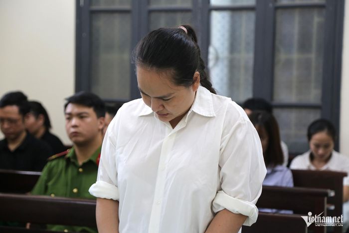 Nguyễn Thị Cúc liên tục cúi mặt tại phiên tòa sáng nay. Ảnh: Phạm Công