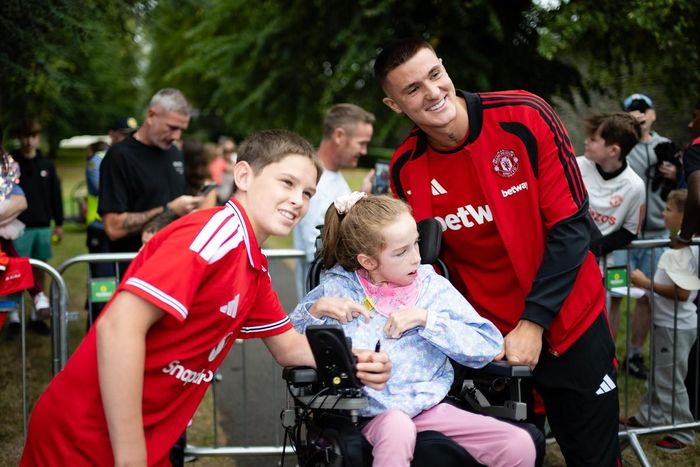 Sesko chụp hình cùng fan nhí. Ảnh: MUFC