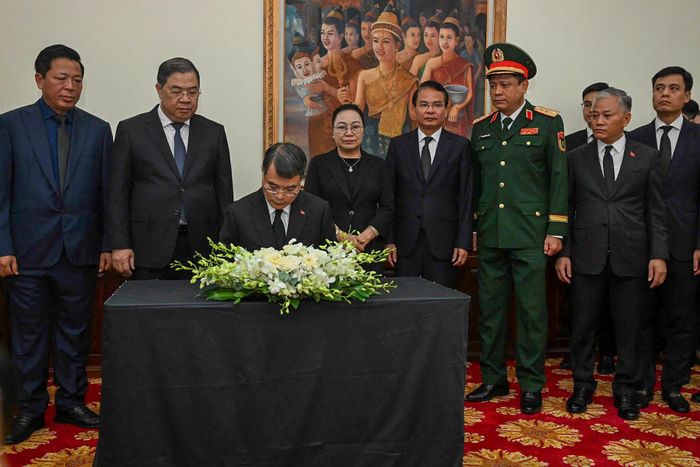 Thủ tướng Lê Minh Hưng ghi sổ tang