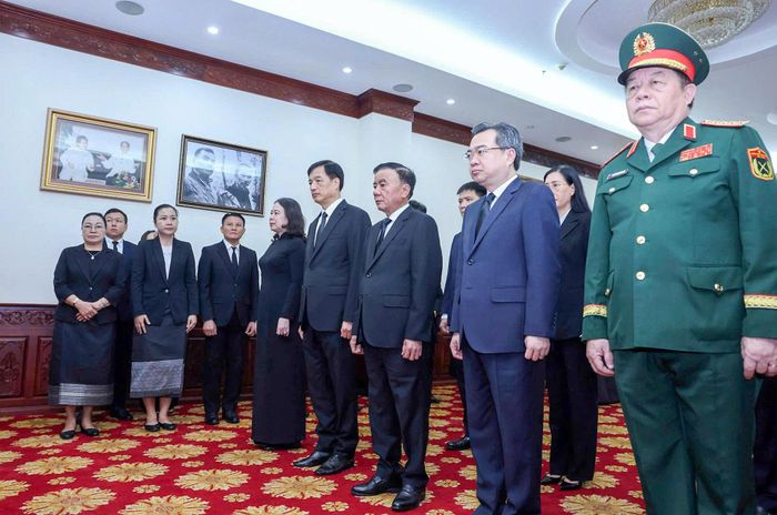Đoàn đại biểu cấp cao Đảng, Nhà nước Việt Nam do Thường trực Ban Bí thư Trần Cẩm Tú dẫn đầu viếng Chủ tịch Quốc hội Lào