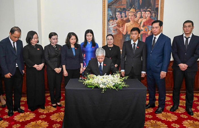 Phó Chủ tịch thường trực Quốc hội Đỗ Văn Chiến ghi sổ tang