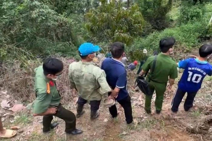Lực lượng chức năng khám nghiệm hiện trường. Ảnh: A.X