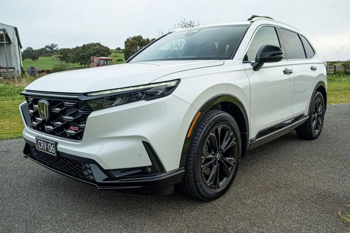 Honda CR-V hiện đang là đối thủ cạnh tranh trực tiếp với Toyota RAV4 và Mazda CX-5 tại Úc. Ảnh: Carscoops