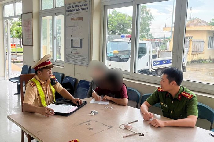 Lực lượng chức năng làm việc với trường hợp vi phạm. Ảnh: Công an tỉnh Quảng Ninh
