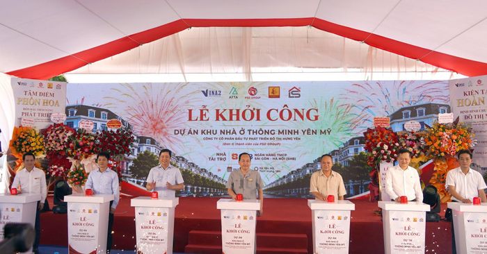Các đại biểu bấm nút khởi công tại sự kiện sáng ngày 9/8/2026