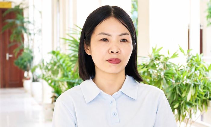 Bà Nguyễn Thị Hà người đầu tiên được nhận GCNQSDĐ thông qua mã định danh trên ứng dụng VNeID. Ảnh: CTV