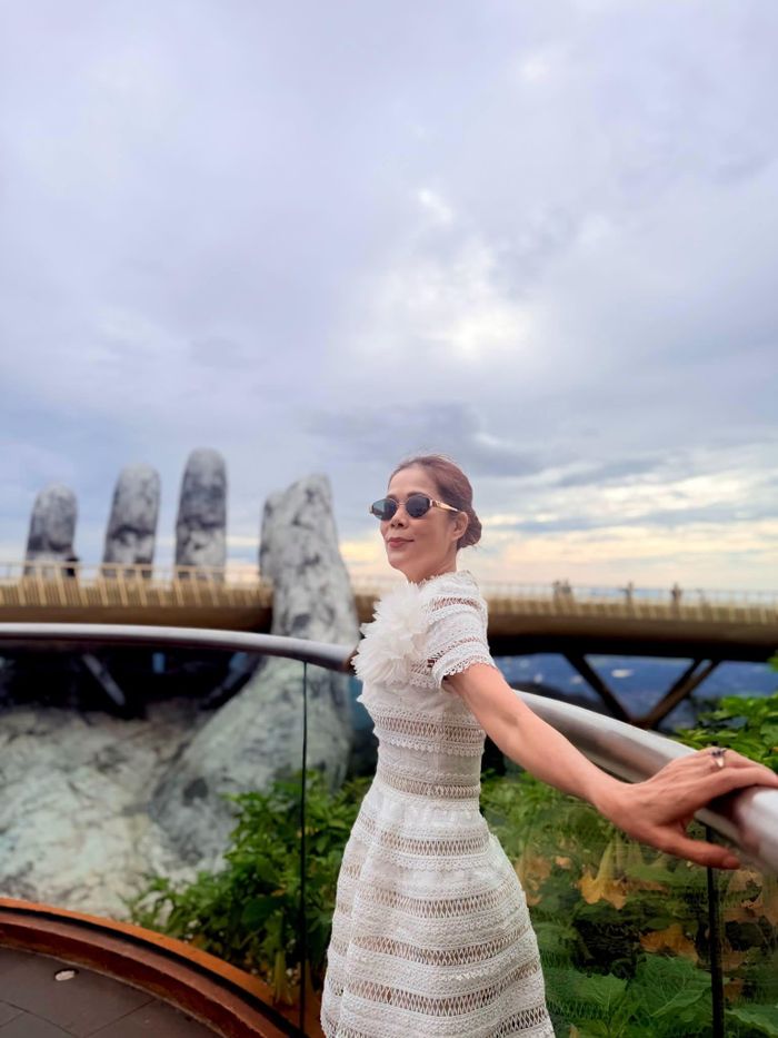 Ca sĩ Mỹ Lệ viết: "Khi thứ bạn có nhiều hơn thứ bạn thể hiện, phần chênh lệch đó chính là khí chất. Ở thời nay, người có khí chất thực sự không dễ kiếm tí nào. Bởi đa phần người ta thường thể hiện nhiều hơn cái họ có, lầm chết".