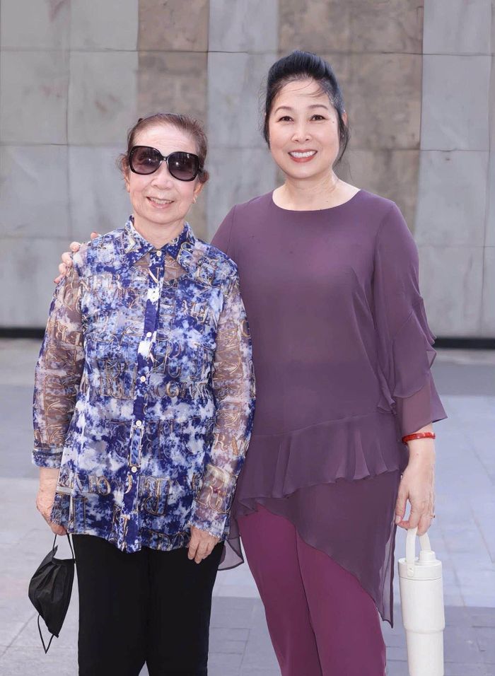Sao Việt 10/8: Trên trang cá nhân, NSND Hồng Vân phẫn nộ khi bức ảnh đi ăn của mình và mẹ bị sử dụng trái phép, dùng AI (trí tuệ nhân tạo) để chỉnh sửa, biến thành ảnh quảng cáo một sản phẩm thuốc.