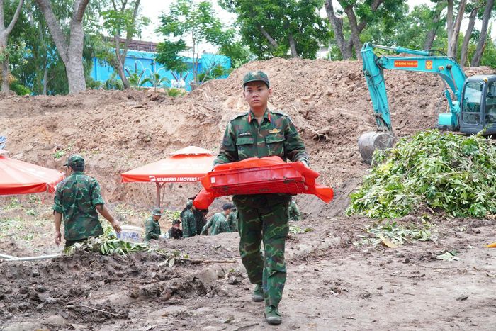 Tính đến nay, Đội quy tập đã tìm thấy 256 hài cốt liệt sĩ cùng 151 bộ di vật kèm theo tại hai rãnh mộ khu A và B. Ảnh: BTL
