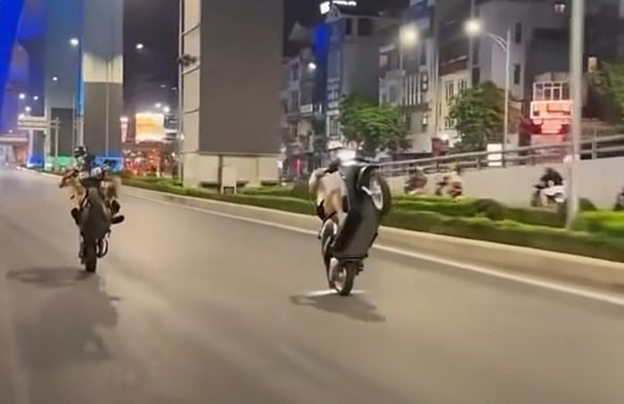 Hình ảnh nhóm thanh thiếu niên bốc đầu trên đường Trường Chinh. Ảnh: CACC