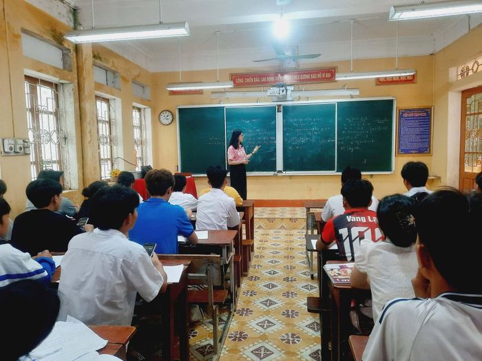 Đưa chính sách đến học sinh vùng DTTS và miền núi trước ngày tựu trường. Ảnh: Trường THPT Mù Cang Chải
