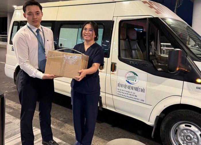 Nhân viên Bệnh viện Bệnh Nhiệt đới TPHCM nhận thuốc tại sân bay Tân Sơn Nhất. Ảnh: BVCC.