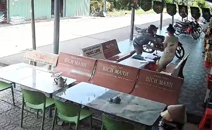Đối tượng giật dây chuyền vàng của cô chủ tiệm tạp hóa. Ảnh: Cắt từ clip