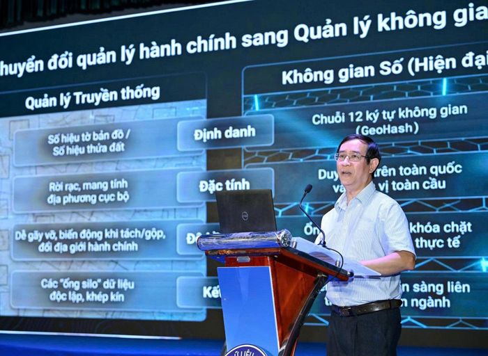 Ông Đinh Hồng Phong, Cục Quản lý đất đai (Bộ NN-MT) cho biết,  công tác quản lý đất đai sẽ chuyển từ sổ đỏ sang quản lý bằng dữ liệu và tích hợp trên VNeID. Khi đó, người dân có thể tra cứu thông tin thửa đất trên VNeID theo hướng công khai, minh bạch.