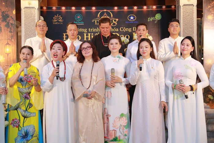 Ca sỹ Nguyễn Hiền Anh cùng các khách mời thể hiện ca khúc trong Duyên 8.