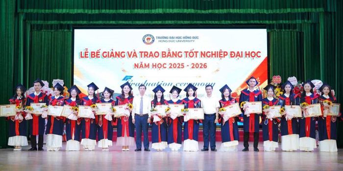 Sinh viên Trường ĐH Hồng Đức nhận bằng tốt nghiệp năm học 2025-2026. Ảnh: HDU