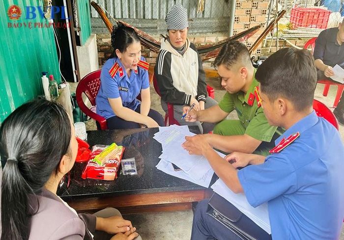 Kiểm sát viên VKSND Khu vực 16 tham gia xác minh điều kiện thi hành án.