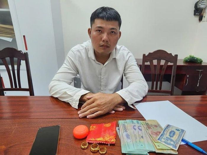 Đối tượng Phạm Văn Dọn cùng tang vật. (Ảnh:CA)