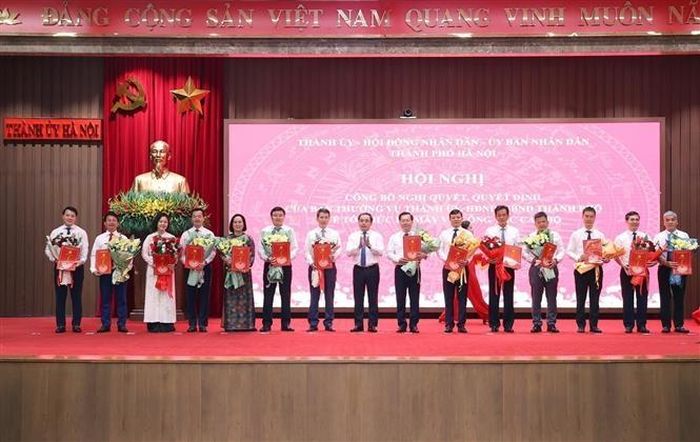Bí thư Thành ủy Hà Nội Trần Đức Thắng trao các quyết định của Ban Thường vụ Thành ủy Hà Nội cho các đồng chí được điều động, bổ nhiệm.