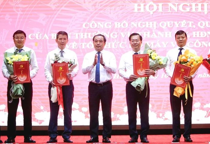Bí thư Thành ủy Hà Nội Trần Đức Thắng trao các quyết định của Ban Thường vụ Thành ủy Hà Nội cho các đồng chí được điều động, bổ nhiệm.