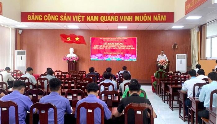 Toàn cảnh lớp tập huấn nghiệp vụ PCCC và CNCH năm 2026.