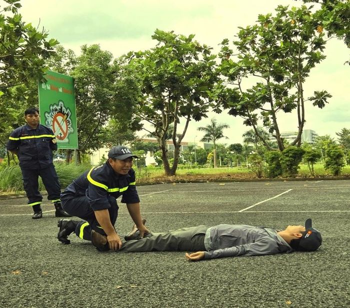 Cán bộ Phòng Cảnh sát PCCC và CNCH Công an thành phố Cần Thơ hướng dẫn nội dung thực hành tại Lớp tập huấn.