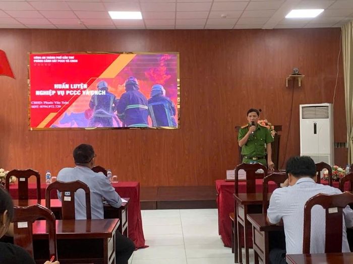 Thiếu tá Phước Văn Toàn, Phòng PCCC và CNCH Công an thành phố Cần Thơ triển khai nội dung lý thuyết tại Lớp tập huấn.