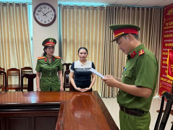  Cơ quan Cảnh sát điều tra Công an thành phố Cần Thơ tống đạt Quyết định khởi tố bị can đối với Huỳnh Hạ Thi. (Ảnh:CA)