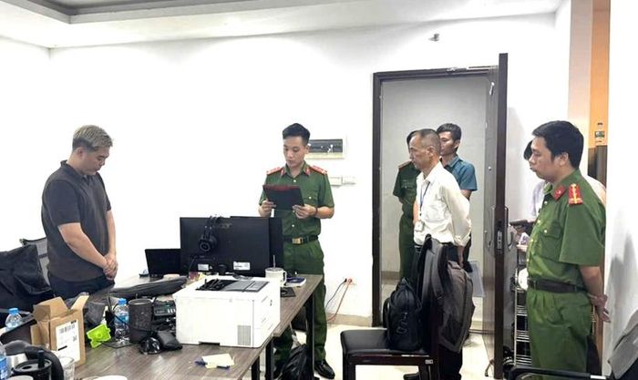  Cơ quan CSĐT Công an tỉnh công bố Lệnh khám xét khẩn cấp nơi làm việc của các đối tượng. Ảnh: CAPT