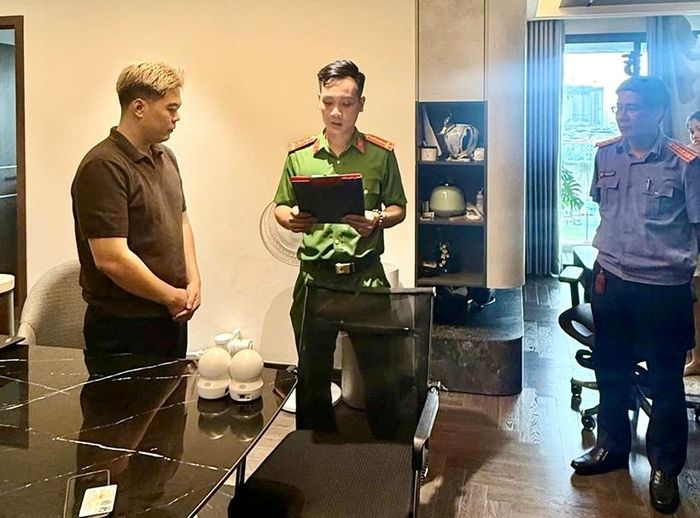  Kiểm sát viên kiểm sát việc thi hành Lệnh khám xét nơi ở đối tượng Nguyễn Tiến Đạt.