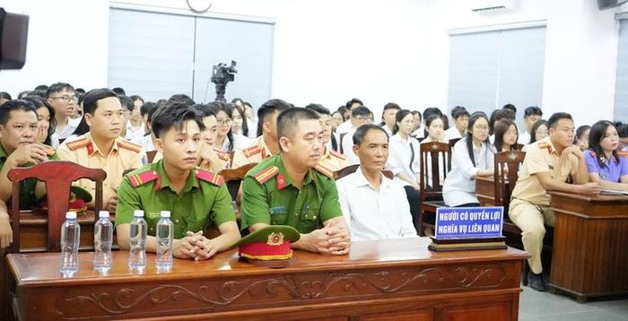 Các cơ quan, ngành và trường học theo dõi phiên tòa lưu động.