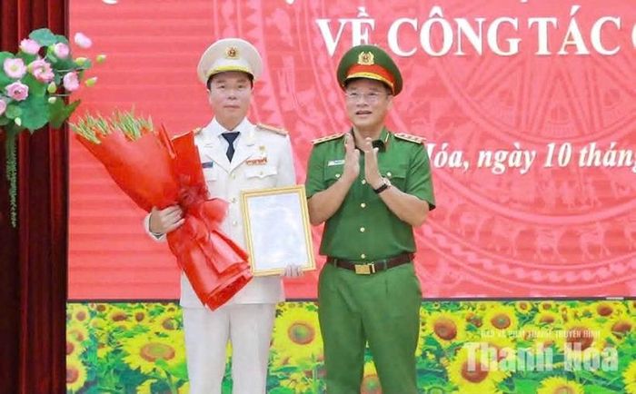 Thượng tướng Nguyễn Văn Long, Ủy viên Ban chấp hành Trung ương Đảng, Thứ trưởng Bộ Công an trao Quyết định bổ nhiệm đối với đồng chí Đại tá Hoàng Quốc Việt.