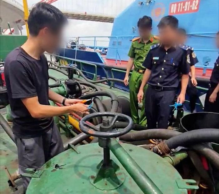 Lực lượng chức năng tiến hành kiểm tra tàu đã phát hiện hơn 70 tấn dầu FO nhập lậu. Ảnh: Cục H.Q