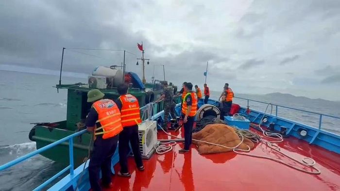 Lực lượng chức năng phát hiện tàu HP-3789 (loại tàu chở xăng dầu) có vi phạm. Ảnh: Cục H.Q