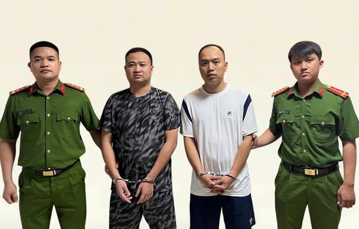 Đối tượng Nguyễn Văn Nam (áo xám đen) và Phạm Quang Hoàn (áo trắng).