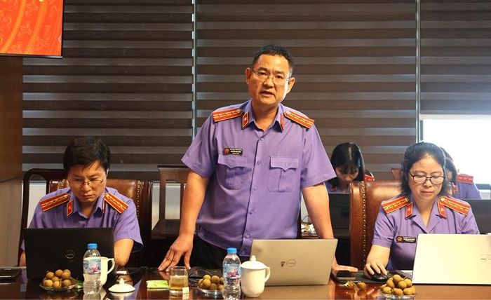   Đảng viên Nguyễn Nam Phong  phát biểu tại buổi sinh hoạt chuyên đề. 