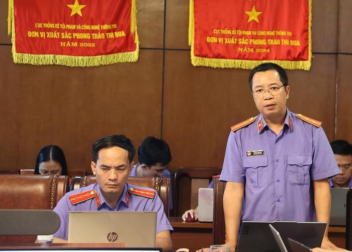  Đảng viên Vương Xuân Vũ trình bày nội dung chuyên đề tại buổi sinh hoạt.