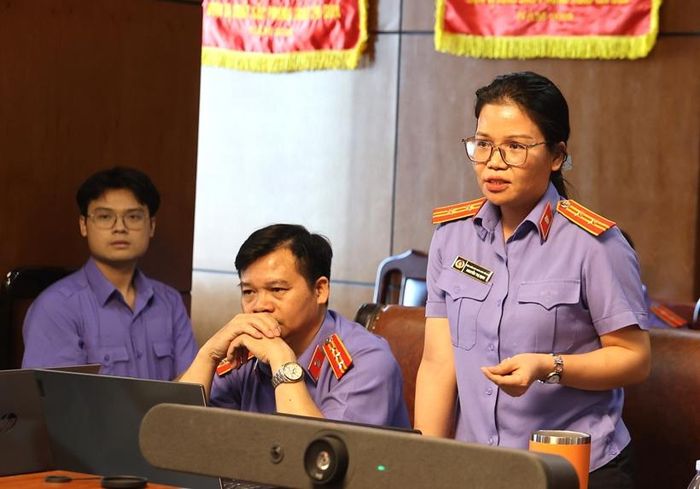   Đảng viên Nguyễn Thị Định phát biểu tại buổi sinh hoạt chuyên đề. 