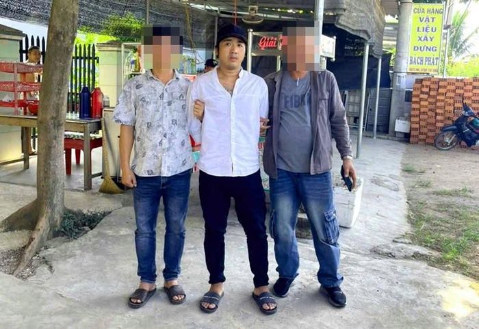  Lực lượng Công an khống chế, bắt giữ đối tượng. (Ảnh: Công an cung cấp)