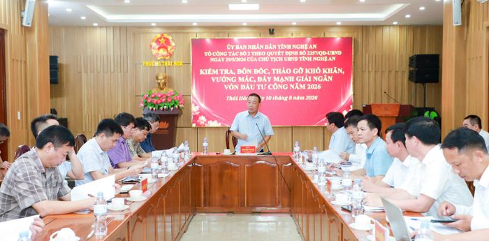 Đồng chí Nguyễn Văn Đệ - Ủy viên Ban Thường vụ Tỉnh ủy, Phó Chủ tịch UBND tỉnh, Tổ trưởng Tổ công tác số 2 làm việc với lãnh đạo 10 phường, xã. Ảnh: Thành Duy