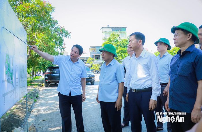 Lãnh đạo phường Thái Hòa báo cáo tiến độ Dự án Lâm viên Bàu Sen, giai đoạn 1. Ảnh: Thành Duy