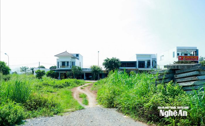 UBND phường Tây Hiếu đề xuất UBND tỉnh cho phép điều chỉnh tổng mức đầu tư Dự án đường giao thông từ Quốc lộ 48D đến đường ngang N8 thêm khoảng 6,3 tỷ đồng để thực hiện công tác giải phóng mặt bằng. Ảnh: Thành Duy