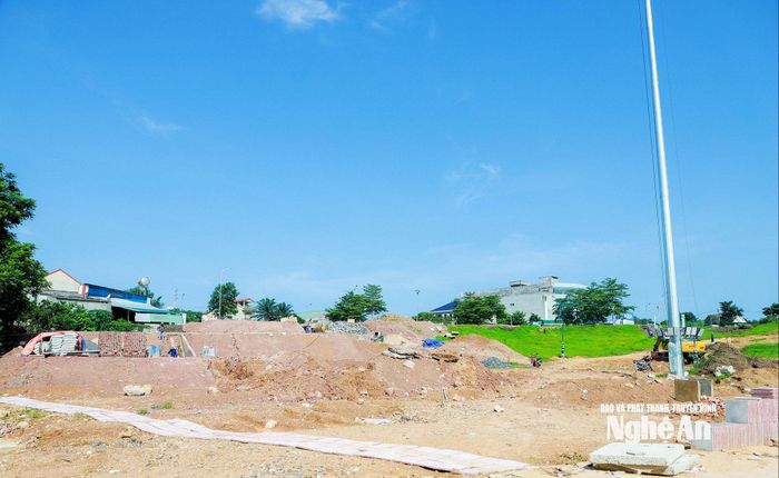 Sau khi được điều chỉnh giảm nguồn vốn, xã Đông Hiếu đang đôn đốc thi công các hạng mục Dự án Khu tưởng niệm Bác Hồ về thăm Đông Hiếu, phấn đấu hoàn thành trước 30/9/2026. Ảnh: Thành Duy