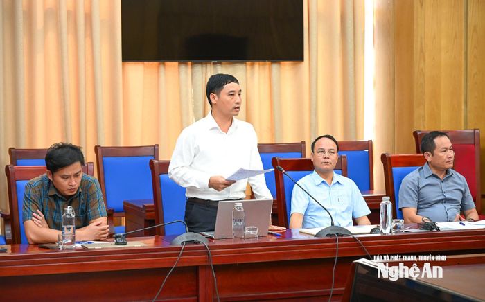 Đồng chí Lưu Văn Hùng - Chủ tịch UBND xã Quế Phong phát biểu tại buổi làm việc. Ảnh: Thành Cường