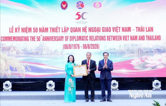 Chủ tịch UBND tỉnh Nghệ An Võ Trọng Hải tặng Bằng khen cho Hội Hữu nghị Việt Nam - Thái Lan tỉnh Nghệ An vì đã có nhiều thành tích trong công tác đối ngoại Nhân dân giữa 2 nước Việt Nam - Thái Lan. Ảnh: Phạm Bằng