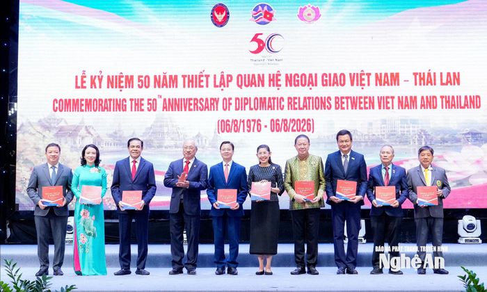 Hội Hữu nghị Việt Nam - Thái Lan trao tặng cuốn sách về quan hệ Việt Nam - Thái Lan tới các đại biểu. Ảnh: Phạm Bằng