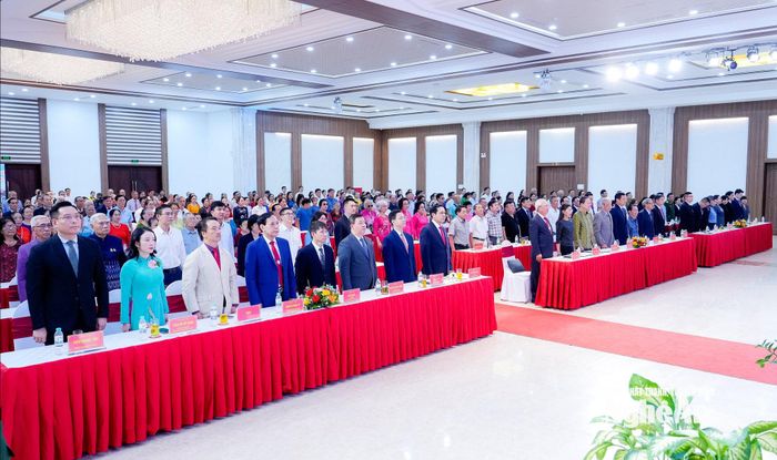 Các đại biểu thực hiện nghi thức chào cờ. Ảnh: Phạm Bằng