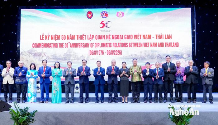 Các đại biểu dự lễ kỷ niệm chụp ảnh lưu niệm. Ảnh: Phạm Bằng