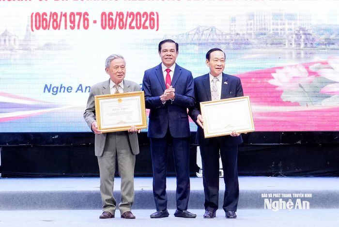 Chủ tịch UBND tỉnh Nghệ An tặng Bằng khen cho 2 cá nhân thuộc Hội Hữu nghị Việt Nam - Thái Lan tỉnh Nghệ An vì đã có nhiều thành tích trong công tác đối ngoại Nhân dân giữa 2 nước Việt Nam - Thái Lan. Ảnh: Phạm Bằng